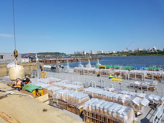 바지선 위에서 서울세계불꽃축제를 준비하는 모습. 박소율 차장