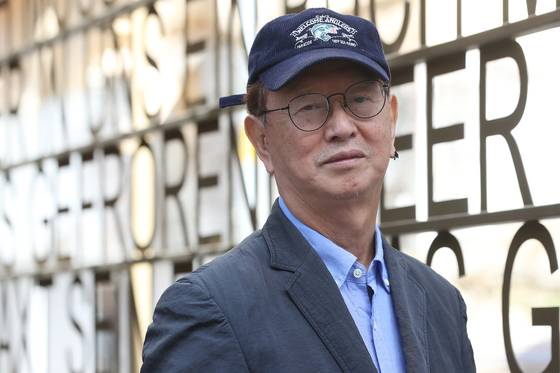 전유성. 2019년 데뷔 50주년 기념 공연 '전유성의 쑈쑈쑈'를 앞두고 인터뷰 때 모습이다.[연합뉴스]