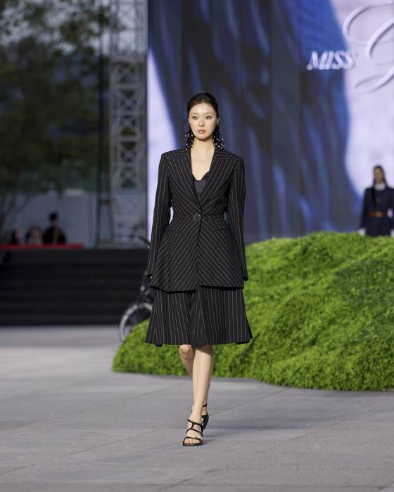 광화문 광장에서 선보인 ‘미스지콜렉션’의 2026 봄·여름 의상들. 허리를 조여서 여성스러운 실루엣을 잘 살렸다. [사진 미스지콜렉션]