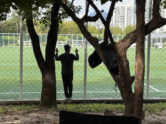 노원구 주민 김만석씨(82)가 경기를 보기 위해 캠핑 의자까지 펼쳐두고도 박진감 넘치는 경기가 이어지자 집중하기 위해 축구장에 가깝게 서있는 모습. /한국기자협회