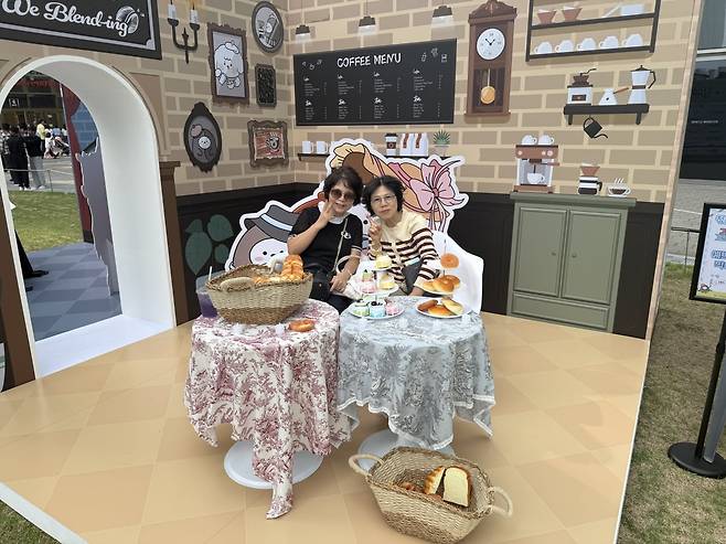 '블랜딩씨 & 올숑이의 커피 칸타타'를 주제로 꾸며진 포토부스에서 사진을 촬영하고 있는 참가자들/사진=김유진