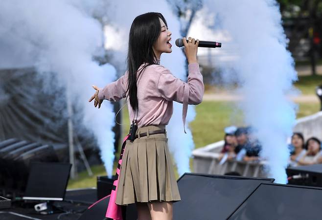 한경미디어그룹이 주최하고 한경닷컴, 한경텐아시아가 주관하는 'ATA 페스티벌 2025'이 27일 서울 상암동 한강난지공원 젊음의광장에서 열렸다. 'ATA 페스티벌 2025'에 출연한 가수 박혜원이 공연을 펼치고 있다. / 사진=변성현 기자