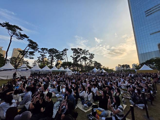 '2025 청춘, 커피페스티벌' 현장에서 이날 무대에 오른 폴킴 노래에 맞춰 관객들이 손을 흔들고 있다. 고윤상 기자