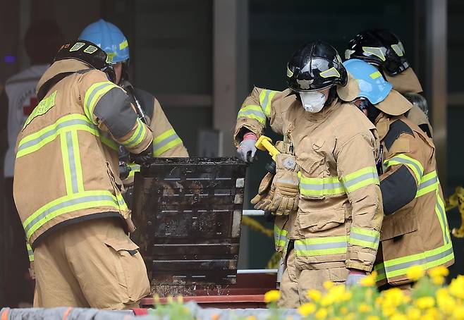 27일 오후 대전 유성구 국가정보자원관리원 화재현장에서 소방당국 관계자들이 소실된 리튬이온배터리에 대한 반출 작업을 하고 있다. 전산 자원을 통합 관리하는 행정안전부 산하 국가정보자원관리원에서 지난 26일 오후 배터리 교체 작업 중 화재가 발생, 정부 온라인 서비스 70개가 마비됐다. 뉴스1