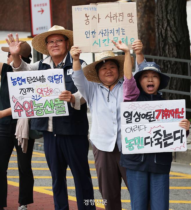 하원오 전농회장 등 농민들이 27일 서울 종로구 전봉준 장군 동상 인근에서 ‘9.27 기후정의행진’ 참가자들을 맞이하고 있다.