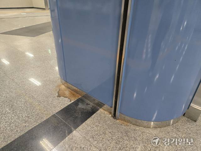 인천 연수구 송도동 인천 도시철도 1호선 국제업무지구역 실내 바닥에 주황색 녹이 슬어 있다. 박상후 기자