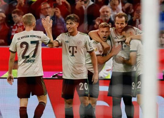 케인(오른쪽에서 두 번째)의 득점에 기뻐하는 뮌헨 선수들.  사진[AFP=연합뉴스]