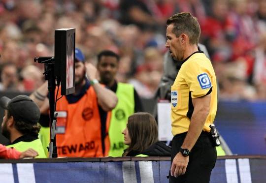 독일 프로축구 분데스리가 경기에서 온 필드 리뷰를 하는 주심. 사진[로이터=연합뉴스 자료사진]
