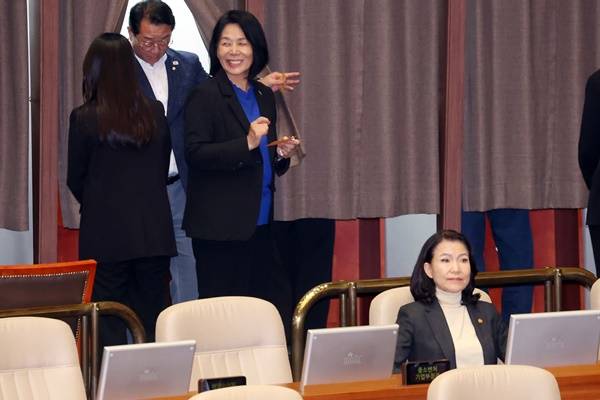 ▲더불어민주당 소속 최민희 과방위원장이 27일 서울 여의도 국회에서 열린 본회의에서 방미통위 설치법에 대한 무제한토론 종결 동의의 건에 대한 투표를 하고 나와 활짝 웃고 있다. 무제한토론을 내내 굳은 표정으로 지켜보던 이진숙 위원장의 표정과 대조적이다. ⓒ연합뉴스