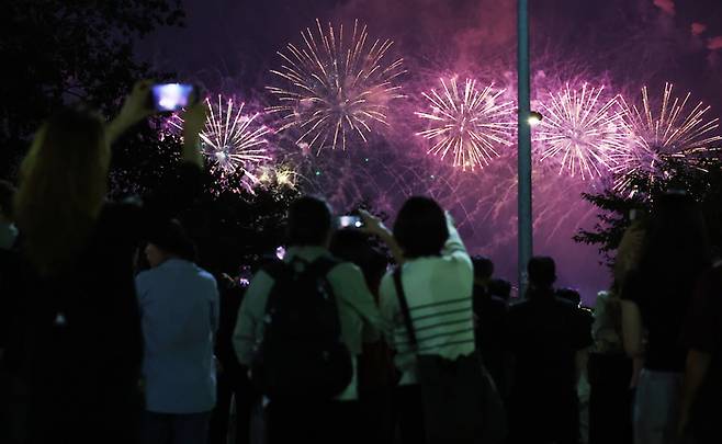 27일 서울 여의도 한강공원 일대에서 열린 ‘2025 서울세계불꽃축제’에서 시민들이 화려한 불꽃쇼를 보고 있다. 2025.9.27[뉴스1]