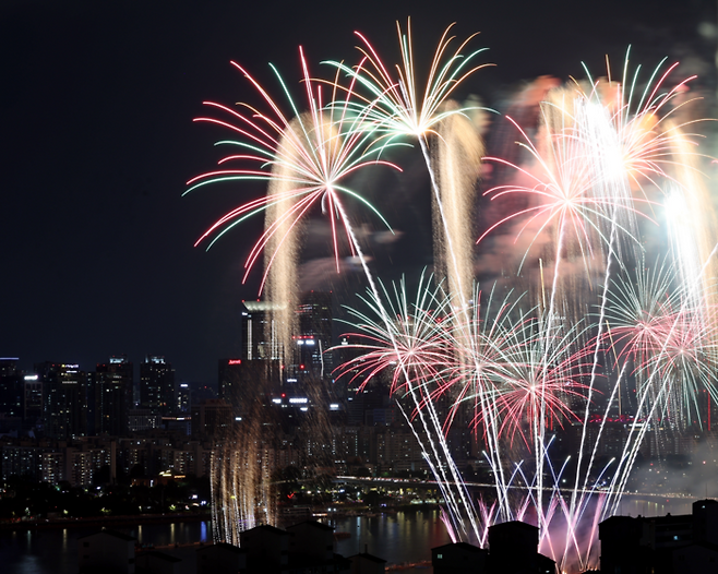 27일 오후 서울 여의도 한강공원 일대에서 열린 ‘2025 서울세계불꽃축제’에서 화려한 불꽃이 밤하늘을 수놓고 있다.  2025.9.27 [뉴스1]