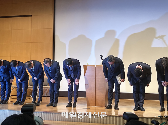 지난 18일 조좌진 롯데카드 대표(가운데 단상 왼쪽)가 서울 중구 부영태평빌딩에서 기자회견을 열고 대규모 해킹 사건에 대해 사죄하는 모습. [사진 = 김민주 기자]