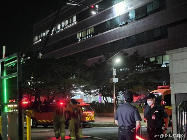 (대전=뉴스1) 김종서 기자 = 26일 오후 8시20분께 대전 유성구 국가정보자원관리원에서 불이 나 소방당국이 진화 작업을 하고 있다.   불은 5층 전산실 리튬이온 배터리에서 발생한 것으로 추정된다. 정부 전산자원을 통합 관리하는 국가정보자원관리원(국정자원) 화재로 정부 온라인 서비스 70개가 마비됐다. 2025.9.27/뉴스1  Copyright (C) 뉴스1. All rights reserved. 무단 전재 및 재배포,  AI학습 이용 금지. /사진=(대전=뉴스1) 김종서 기자
