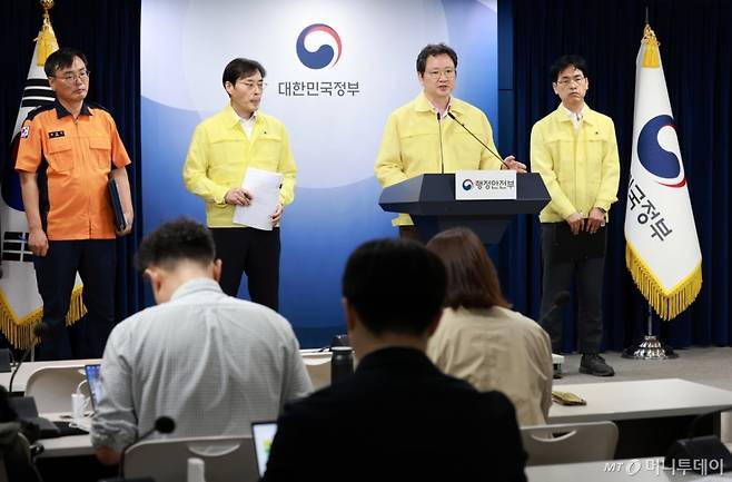 [서울=뉴시스] 이영환 기자 = 이재용 국가정보자원관리원장이 27일 오전 서울 종로구 정부서울청사에서 열린 국가정보자원관리원 화재 관련 브리핑에 참석해 기자들의 질문에 답하고 있다. 2025.09.27. 20hwan@newsis.com /사진=이영환