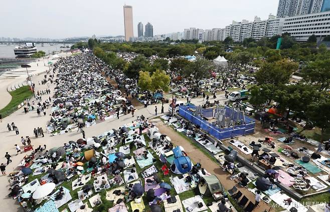 서울세계불꽃축제 2025가 열리는 27일 서울 여의도 한강공원에서 시민들이 돗자리를 펴두고 자리를 선점하고 있다. /사진=뉴스1