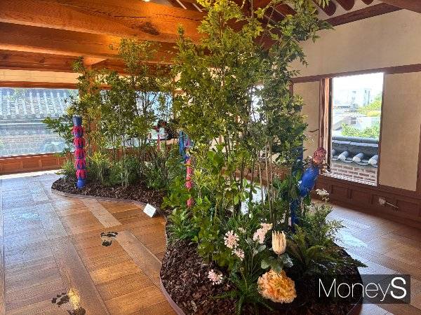 사진은 북촌한옥청 마초의 사춘기 '공존' 전시. /사진=김다솜 기자