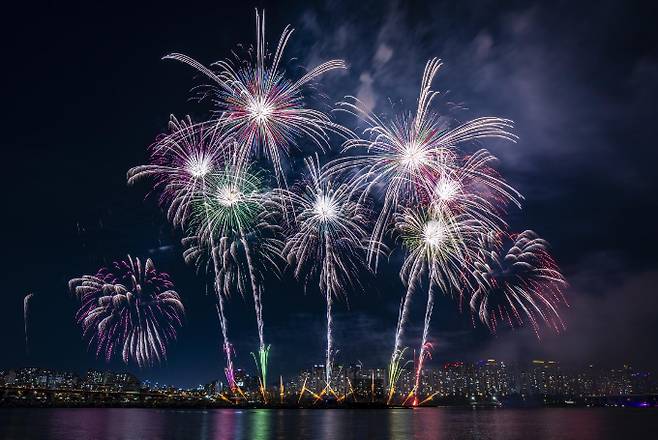 27일 저녁부터 서울 여의도·이촌 등에서 2025 서울세계불꽃축제가 열리는 가운데 인터넷상에서 테러 예고 글이 올라와 경찰이 추적 중이다. 사진은 지난해 10월 열린 불꽃축제. /사진=뉴시스