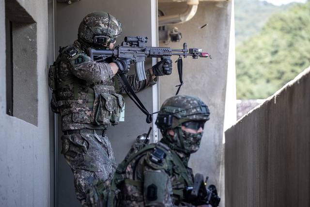 육군이 지난 22일부터 26일까지 강원 인제군 육군 과학화전투훈련단에서 제3회 국제 과학화전투 경연대회를 실시했다고 27일 밝혔다. 사진은 도시지역 교장에서 미군과 국가대항전투를 실시하고 있는 한국군 장병들의 모습. 육군 제공