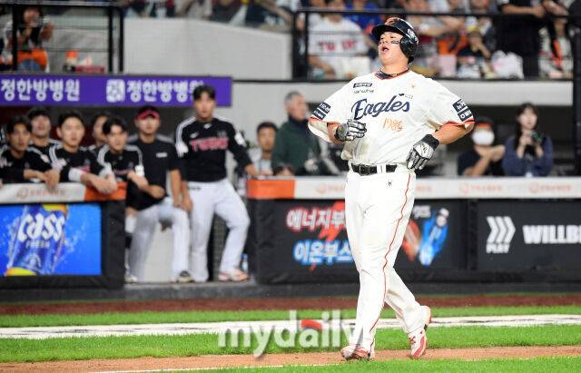 한화 노시환이 포기한 척 연기하며 천천히 걸어가고 있다 / 대전 = 유진형 기자 zolong@mydaily.co.kr