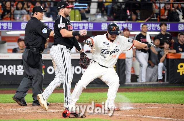 2025년 9월 26일 오후 대전 한화생명 볼파크에서 열린 '2025 신한 SOL뱅크 KBO 리그' LG 트윈스와 한화 이글스의 경기. 한화 3루 주자 노시환이 7회말 1사 2.3루서 한화 하주석의 투수 앞 땅볼 때 런다운에 걸렸지만 LG 포수 박동원의 빈 글러브 태그 때 홈을 밟고 있다./대전 = 유진형 기자