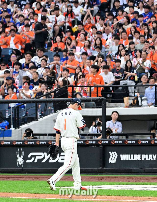 2025년 9월 27일 오후 대전 한화생명 볼파크에서 열린 '2025 신한 SOL뱅크 KBO 리그' LG 트윈스와 한화 이글스의 경기. 한화 선발투수 문동주가 1회초 2사 1.2루서 강판되고 있다./대전 = 유진형 기자