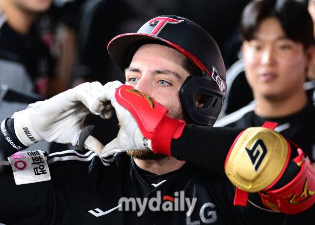 2025년 9월 27일 오후 대전 한화생명 볼파크에서 열린 '2025 신한 SOL뱅크 KBO 리그' LG 트윈스와 한화 이글스의 경기. LG 오스틴이 6회초 2사 후 솔로 홈런을 친 뒤 기뻐하고 있다./대전 = 유진형 기자