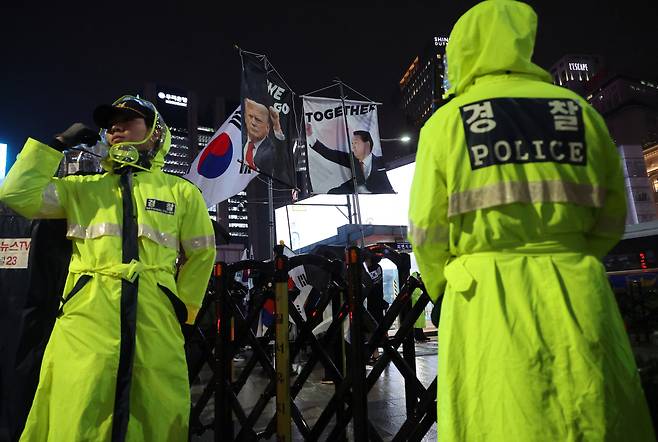 지난 19일 오후 명동 주한중국대사관 인근에서 경찰이 반중 시위대의 명동 진입을 막는 바리케이드를 치고 있다. [연합]