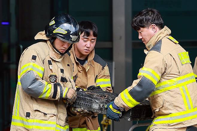 27일 대전 유성구 국가정보자원관리원(국정자원)에서 소방대원이 불에 탄 배터리를 옮기고 있다. 전날 정부 전산시스템이 있는 국정자원에서 무정전·전원 장치(UPS)용 리튬이온 배터리 화재가 발생해 정부 전산 서비스가 대규모로 마비됐다. [연합]