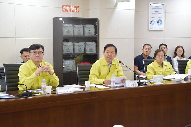 구윤철 부총리 겸 기획재정부 장관이 27일  서울 중구  한국재정정보원에서 국가정보자원관리원 화재 사태와 관련,긴급 대책회의를 주재하고 있다. [기획재정부 제공]