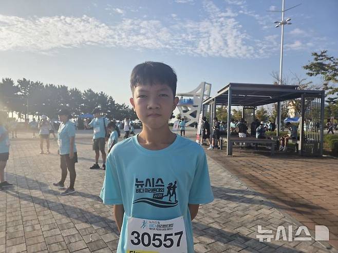 [인천=뉴시스] 김희준 기자 = 유승민 대한체육회장의 장남 유성혁이 27일 인천광역시 영종도 하늘구름광장에서 열린 '제1회 뉴시스 바다 마라톤' 대회를 앞두고 포즈를 취하고 있다. 2025.09.27 jinxijun@newsis.com