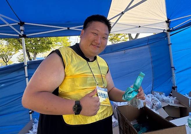 [인천=뉴시스] 신유림 기자=국내 최대 민영 뉴스통신사 뉴시스가 주최하고, 로드 스포츠가 주관하며, 인천광역시 중구청과 대한체육회가 후원하는 '제 1회 뉴시스 바다 마라톤'의 '자원봉사자 한영석 씨가 27일  인천광역시 영종도 하늘구름광장에서 펼쳐진 대회에 참석해 엄지를 들고 있다. 2025.09.27. spicy@newsis.com  *재판매 및 DB 금지