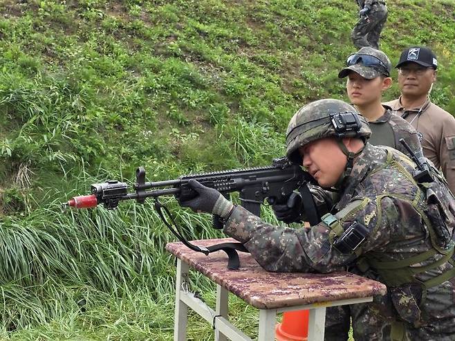 [인제=뉴시스] 도시전 체험에 앞서 K2 소총 영점사격을 실시하고 있는 모습. (사진=육군 제공) 2025.09.27. photo@newsis.com  *재판매 및 DB 금지