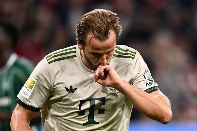 [뮌헨=AP/뉴시스] 바이에른 뮌헨의 해리 케인이 26일(현지 시간) 독일 뮌헨 알리안츠 아레나에서 열린 2025-26 분데스리가 5라운드 베르더 브레멘과의 경기 전반 45분 페널티킥(PK)으로 팀 두 번째 골을 넣고 반지 세리머니를 하고 있다. 케인은 멀티 골을 기록해 유럽 5대 리그 소속 최단 경기(104경기) 100골을 넣은 선수가 됐고, 뮌헨은 4-0으로 승리했다. 2025.09.27.