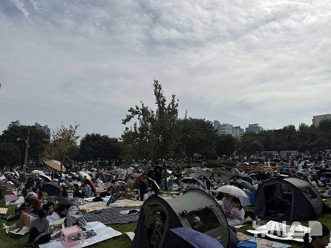 [서울=뉴시스]박나리 수습기자=2025 서울세계불꽃축제가 열린 27일 오후 서울 영등포구 여의도한강공원에 시민들이 잔디밭에 돗자리와 텐트를 펼치고 불꽃놀이를 기다리고 있다. 2025.09.27