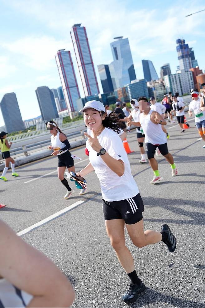 2025 어스마라톤 참가 중인 신현정 기자 대회에선 평소보다 페이스가 빨라진다는 '대회 버프' 덕에 개인 최단 기록으로 대회를 마쳤다.