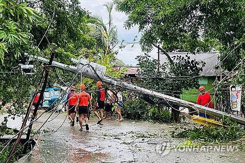 쓰러진 전봇대 [AFP=연합뉴스 제공]
