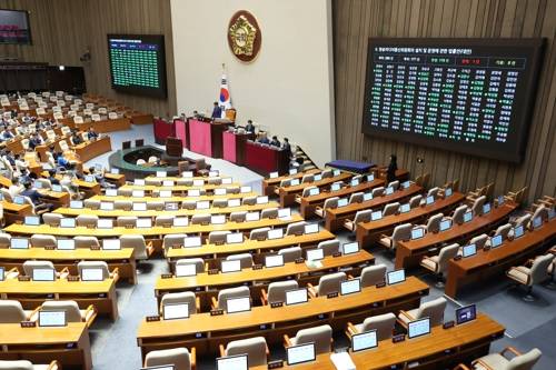 방송미디어통신위원회 설치법 여당 주도 국회 통과 방송미디어통신위원회 설치법 여당 주도 국회 통과     (서울=연합뉴스) 김주성 기자 = 27일 서울 여의도 국회에서 열린 본회의에서 방송미디어통신위원회의 설치 및 운영에 관한 법률안이 통과되고 있다. 2025.9.27     utzza@yna.co.kr (끝)   <저작권자(c) 연합뉴스, 무단 전재-재배포, AI 학습 및 활용 금지>