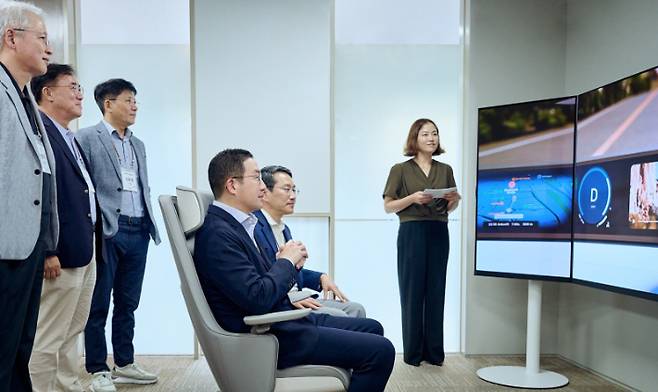사장단 워크숍에 참석한 구광모 LG 회장을 비롯한 그룹의 최고경영진이 미래 모빌리티 AI 경험 공간을 체험하는 모습. LG 제공