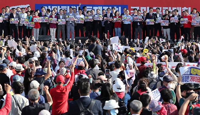 대구서 열린 국민의힘 '야당탄압·독재정치 국민 규탄대회'     (대구=연합뉴스) 윤관식 기자 = 국민의힘 장동혁 대표와 송언석 원내대표 등 국민의힘 관계자들이 21일 대구 동구 동대구역 광장에서 열린 '야당탄압·독재정치 국민 규탄대회'에 참가해 여당 규탄 피켓을 들고 있다. 2025.9.21     psik@yna.co.kr (끝)   <저작권자(c) 연합뉴스, 무단 전재-재배포, AI 학습 및 활용 금지> 연합뉴스
