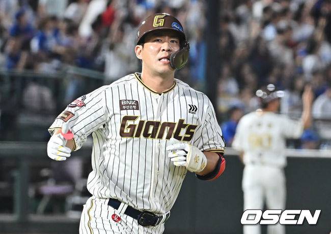 [OSEN=부산, 이석우 기자] 26일 부산 사직야구장에서 2025 신한 SOL 뱅크 KBO 리그 롯데 자이언츠와 삼성 라이온즈의 경기가 열렸다. 홈팀 롯데는 박준우가, 방문팀 삼성은 원태인이 선발 출전했다.롯데 자이언츠 김민성이 7회말 2사 만루 좌월 역전 만루 홈런을 치고 세리머니를 하고 있다. 2025.09.26 / foto0307@osen.co.kr