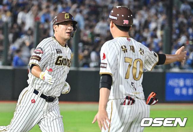 [OSEN=부산, 이석우 기자] 26일 부산 사직야구장에서 2025 신한 SOL 뱅크 KBO 리그 롯데 자이언츠와 삼성 라이온즈의 경기가 열렸다. 홈팀 롯데는 박준우가, 방문팀 삼성은 원태인이 선발 출전했다.롯데 자이언츠 김민성이 7회말 2사 만루 좌월 역전 만루 홈런을 치고 하이파이브를 하고 있다. 2025.09.26 / foto0307@osen.co.kr