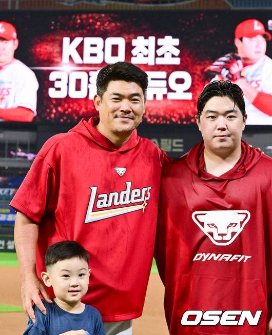 [OSEN=인천, 박준형 기자 ] 프로야구 SSG 랜더스가 지난 경기 1-10 대패를 설욕하며 3위 자리를 지켰다.SSG는 26일 인천 SSG랜더스필드에서 열린 ‘2025 신한은행 SOL Bank KBO리그’ KT 위즈와의 경기에서 5-2로 승리했다. SSG는 지난 25일 KT에 1-10 대패를 당해 4위 삼성에&nbsp;0.5게임차까지 추격을 허용했지만 이날 승리로 삼성의 추격을 따돌리고 3위 수성에 성공했다.&nbsp;경기종료 후 KBO 최초 30홀드 듀오 달성한 노경은과 이로운이 포즈를 취하고 있다.    2025.09.25 / soul1014@osen.co.kr