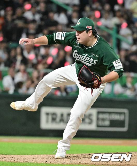 [OSEN=인천, 박준형 기자 ] 25일 오후 인천 SSG랜더스필드에서 프로야구 SSG 랜더스와 KT 위즈의 경기가 진행됐다.이날 경기에서 SSG은 화이트를 KT는 고영표를 선발투수로 내세웠다.7회초 SSG 이로운 투수가 역투하고 있다. 2025.09.25 / soul1014@osen.co.kr