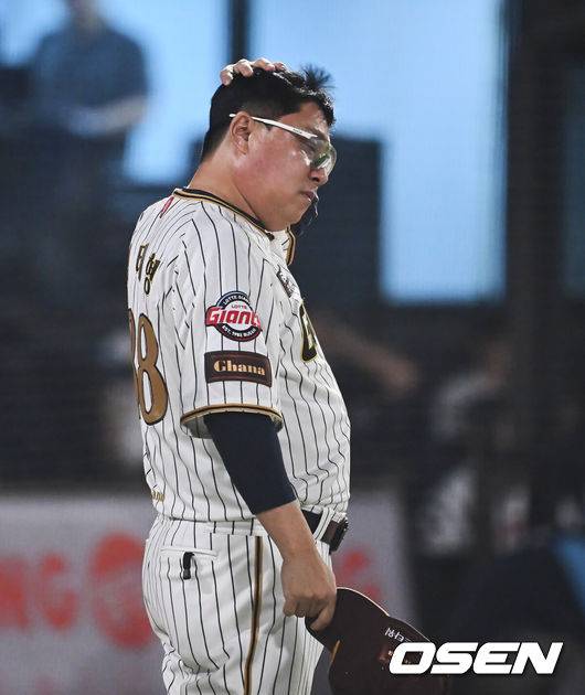 [OSEN=부산, 이석우 기자] 26일 부산 사직야구장에서 2025 신한 SOL 뱅크 KBO 리그 롯데 자이언츠와 삼성 라이온즈의 경기가 열렸다. 홈팀 롯데는 박준우가, 방문팀 삼성은 원태인이 선발 출전했다.롯데 자이언츠 김태형 감독이 삼성 라이온즈에 10-9로 승리하고 힘든 표정을 짓고 있다. 2025.09.26 / foto0307@osen.co.kr