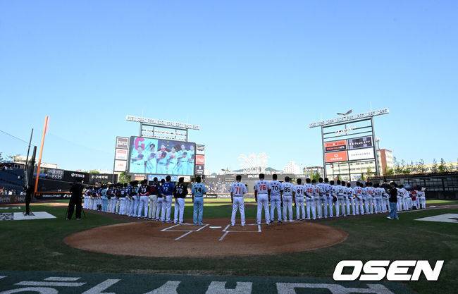 [OSEN=대전, 이대선 기자] 11일 오후 대전 한화생명볼파크에서 'KBO 올스타 프라이데이' 퓨처스 올스타전이 열렸다.KBO 올스타전의 전야제인 퓨처스 올스타전 경기는 남부리그(상무, KT, 삼성, NC, 롯데, KIA)와 북부리그(한화, SSG, LG, 두산, 고양) 대표로 나선 총 48명의 선수가 치열한 승부를 펼친다.경기에 앞서 양팀 선수단이 애국가를 부르고 있다. 2025.07.11 /sunday@osen.co.kr
