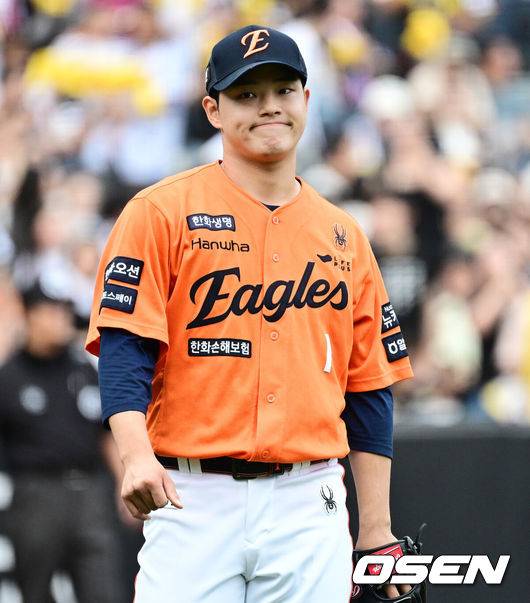 [OSEN=대전, 지형준 기자] 15일 대전 한화생명볼파크에서 2025 신한 SOL Bank KBO리그 한화 이글스와 LG 트윈스의 경기가 열렸다.이날 한화는 문동주, LG는 송승기를 선발로 내세웠다.1회초 무사에서 한화 문동주가 LG 신민재를 삼진 처리하고 있다. 2025.06.15 /jpnews@osen.co.kr