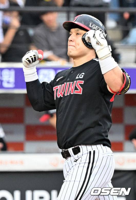 [OSEN=대전, 민경훈 기자] 27일 오후 대전 한화생명볼파크에서 2025 신한 SOL Bank KBO리그&nbsp;한화 이글스와&nbsp;LG 트윈스의 경기가 열렸다.한화는&nbsp;문동주, LG는&nbsp;톨허스트를 선발 투수로 내세웠다.1회초 2사 주자 2루 LG 박동원이 좌월 투런 홈런을 때린 후 세리머니를 하고 있다. 2025.09.27 /rumi@osen.co.kr