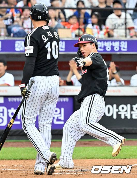 [OSEN=대전, 민경훈 기자] 27일 오후 대전 한화생명볼파크에서 2025 신한 SOL Bank KBO리그&nbsp;한화 이글스와&nbsp;LG 트윈스의 경기가 열렸다.한화는&nbsp;문동주, LG는&nbsp;톨허스트를 선발 투수로 내세웠다.1회초 1사 주자 1,3루 LG 오지환 타석에서 한화 선발 문동주의 폭투때 문성주가 홈을 밟고 잇다. 2025.09.27 /rumi@osen.co.kr