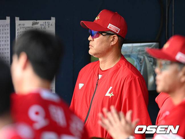 [OSEN=잠실, 이대선 기자] 27일 오후 서울 잠실야구장에서 2025 신한 SOL Bank KBO리그 두산 베어스와 SSG 랜더스의 경기가 열렸다.두산은 최승용, SSG은 김광현을 선발 투수로 내세웠다.SSG 이숭용 감독이 경기를 바라보고 있다.  2025.09.27 /sunday@osen.co.kr