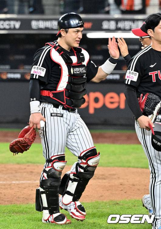 [OSEN=대전, 민경훈 기자] 27일 오후 대전 한화생명볼파크에서 2025 신한 SOL Bank KBO리그&nbsp;한화 이글스와&nbsp;LG 트윈스의 경기가 열렸다.이 경기에서 LG는 한화에 9-2&nbsp;완승을 거두며 정규리그 우승 확정 매직넘버도&nbsp;‘1’로 줄였다.&nbsp;시즌 3번째 선발타자 전원안타 경기. 1번 타자 홍창기가 4안타 맹타를 휘둘렀고, 선발투수 앤더스 톨허스트가 6이닝 7탈삼진 2실점 호투로 시즌 6승째를 올렸다.&nbsp;경기를 마치고 LG 박동원이 염경엽 감독과 하이파이브를 하고 있다. 2025.09.27 /rumi@osen.co.kr